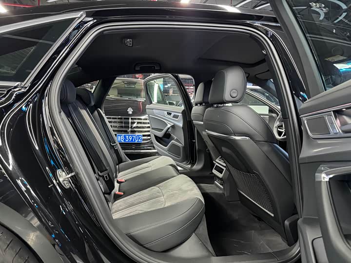 Фото 16 - Audi A6L