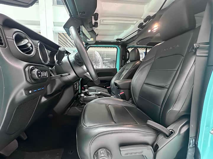 Фото 11 - Jeep Wrangler Hybrid