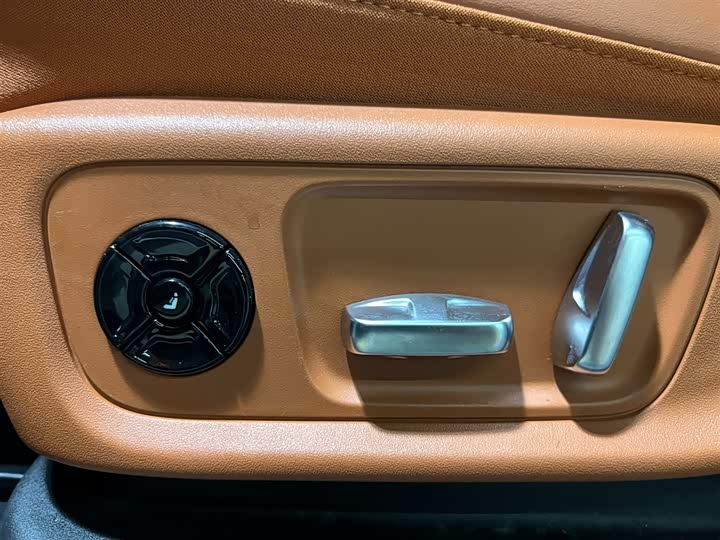 Фото 11 - LiXiang L6