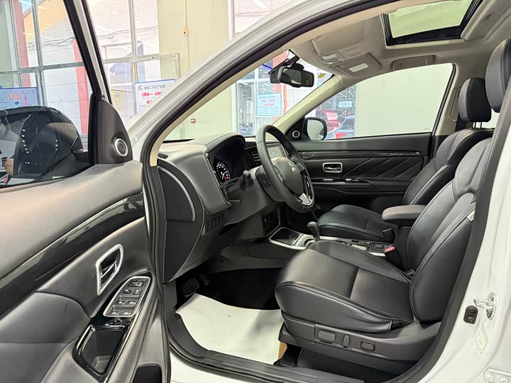 Фото 10 - Mitsubishi Outlander