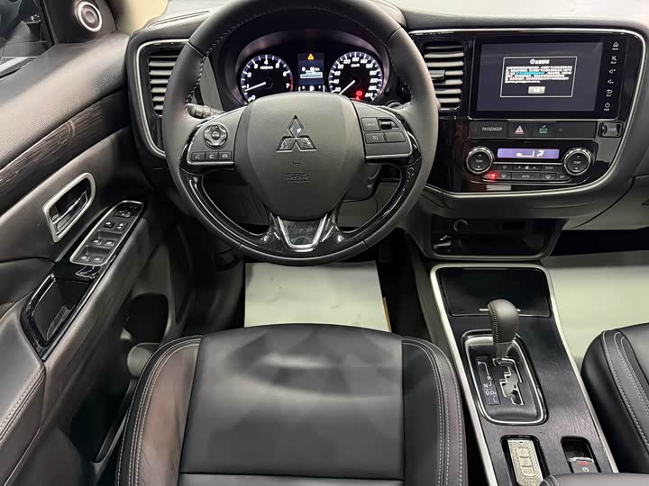 Фото 11 - Mitsubishi Outlander