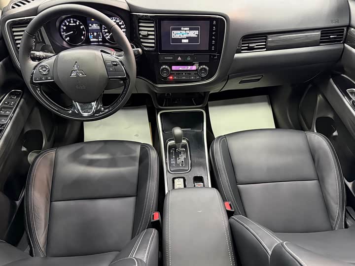 Фото 12 - Mitsubishi Outlander