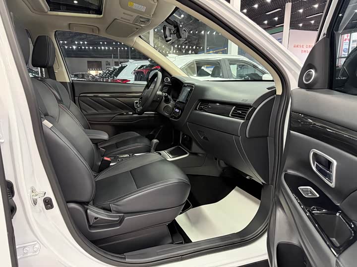 Фото 13 - Mitsubishi Outlander