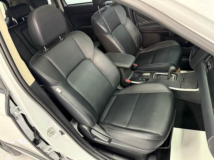 Фото 14 - Mitsubishi Outlander