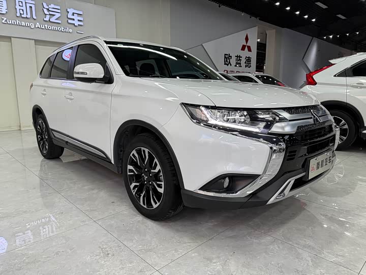 Фото 8 - Mitsubishi Outlander