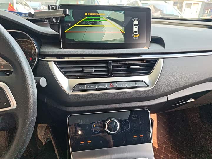 Фото 13 - Hongqi H5