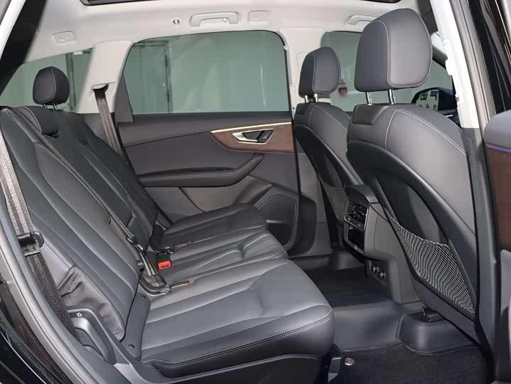 Фото 16 - Audi Q7