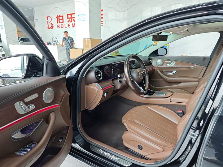 Фото 4 - Mercedes-Benz E-Class