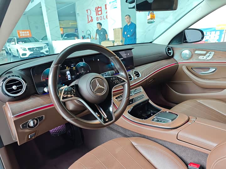 Фото 5 - Mercedes-Benz E-Class