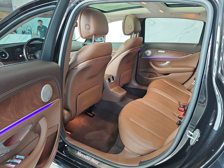 Фото 6 - Mercedes-Benz E-Class