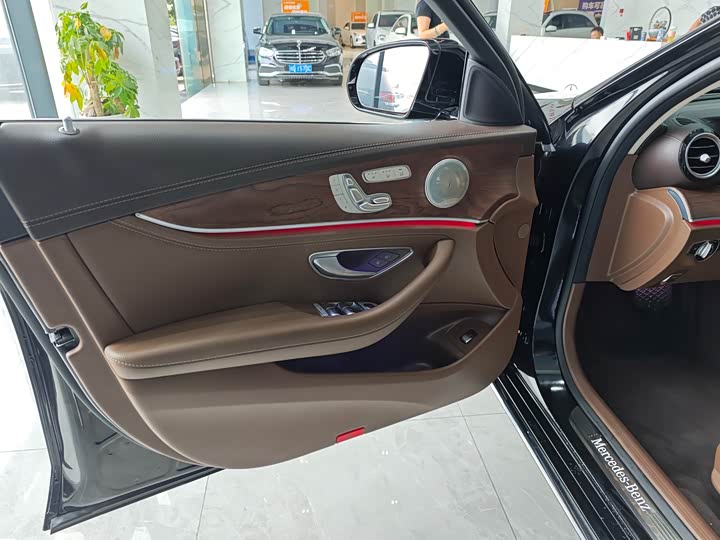 Фото 9 - Mercedes-Benz E-Class