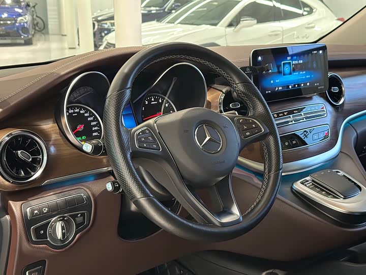 Фото 9 - Mercedes-Benz V-Class