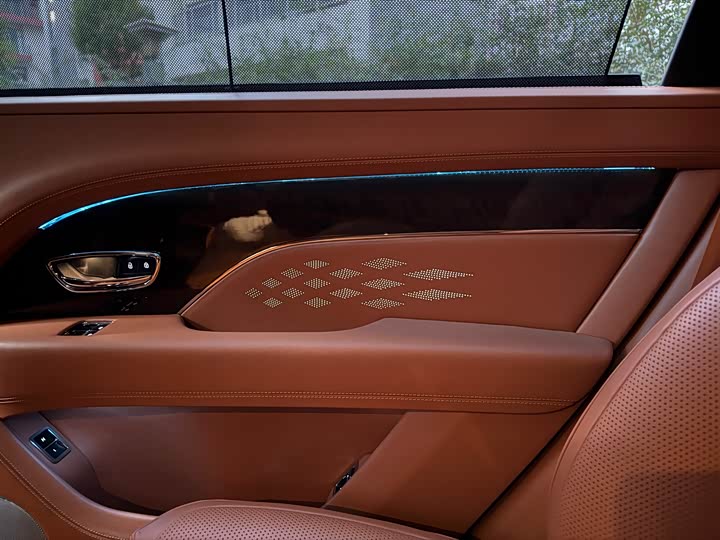 Фото 10 - Bentley Bentayga