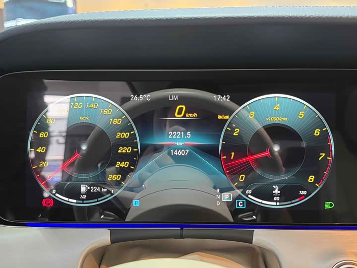 Фото 13 - Mercedes-Benz E-Class