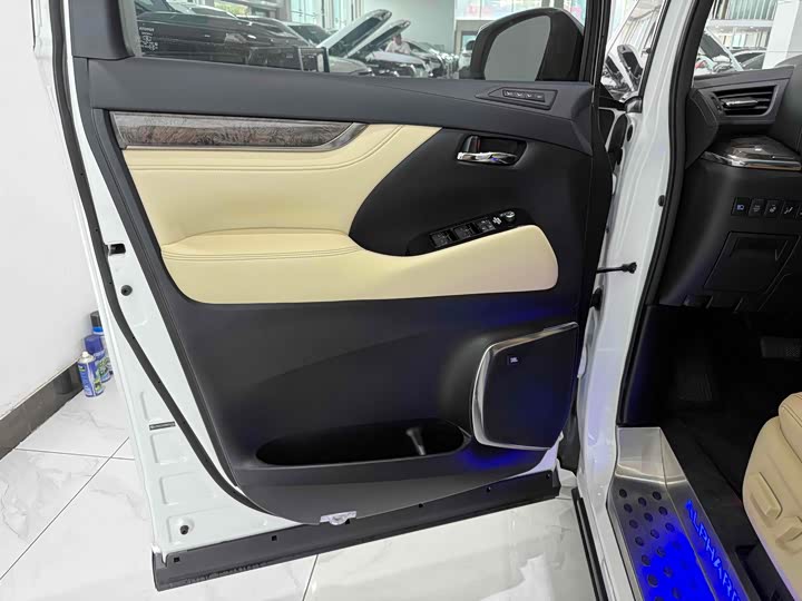 Фото 5 - Toyota Alphard