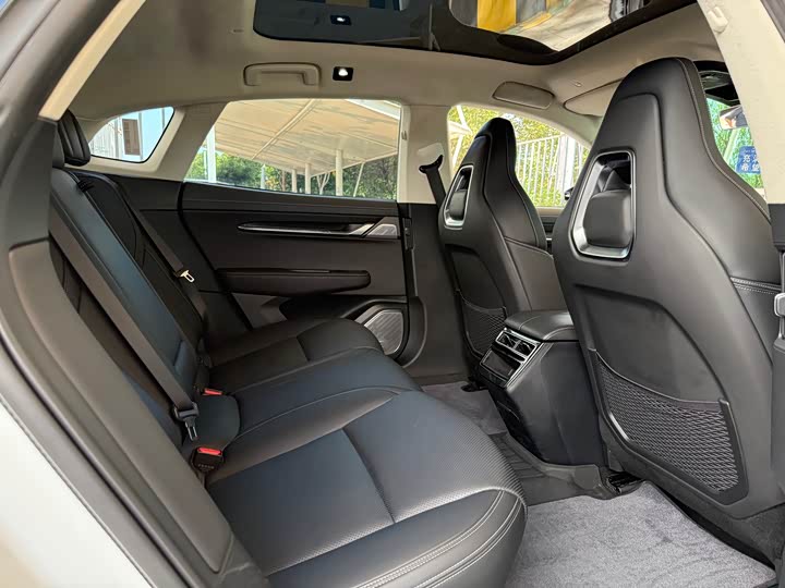 Фото 11 - Zeekr 001