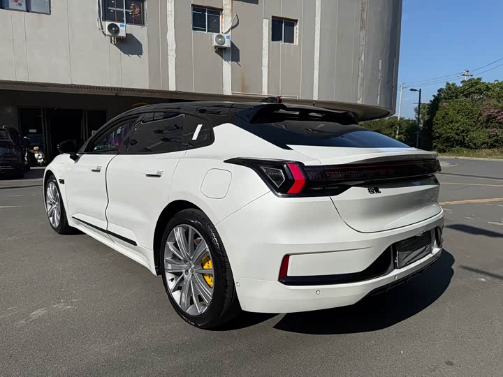 Фото 6 - Zeekr 001