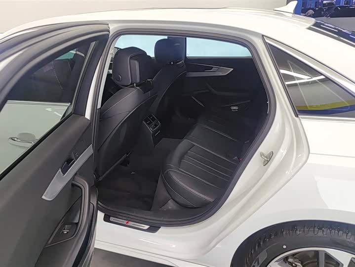 Фото 11 - Audi A4L