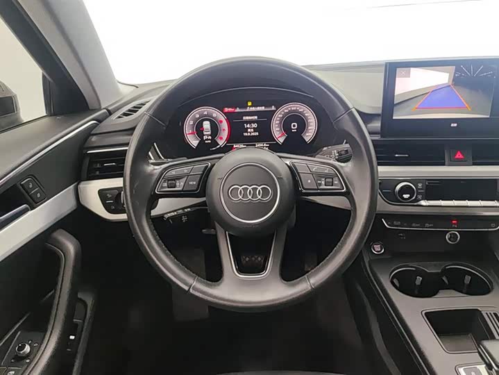 Фото 15 - Audi A4L