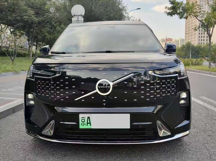 Фото 1 - Volvo EM90