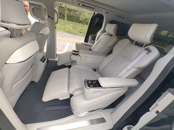 Фото 11 - Volvo EM90