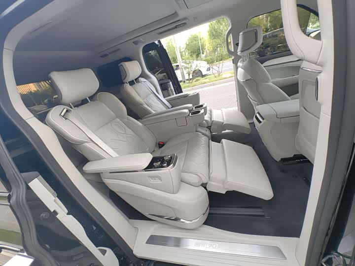 Фото 13 - Volvo EM90