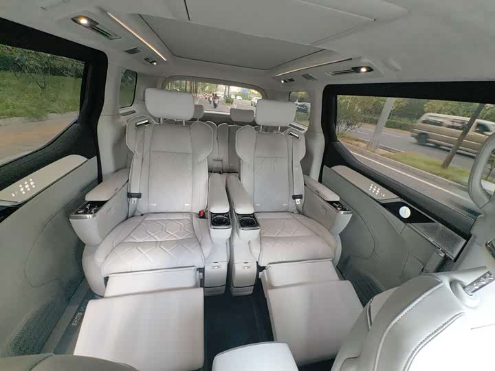 Фото 15 - Volvo EM90