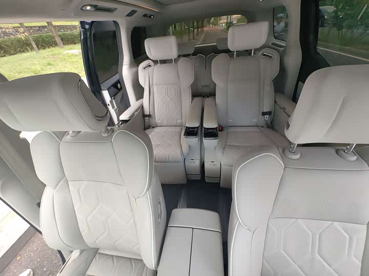 Фото 16 - Volvo EM90