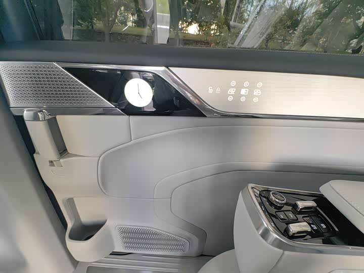 Фото 19 - Volvo EM90