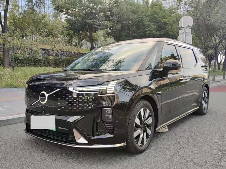 Фото 2 - Volvo EM90