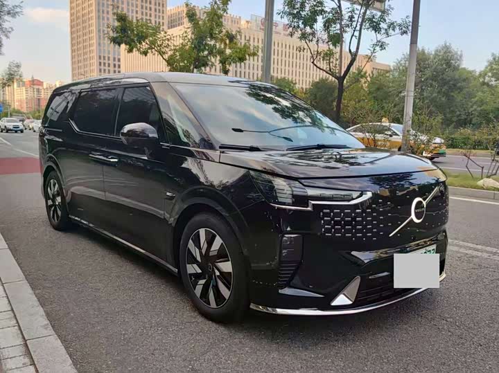 Фото 3 - Volvo EM90