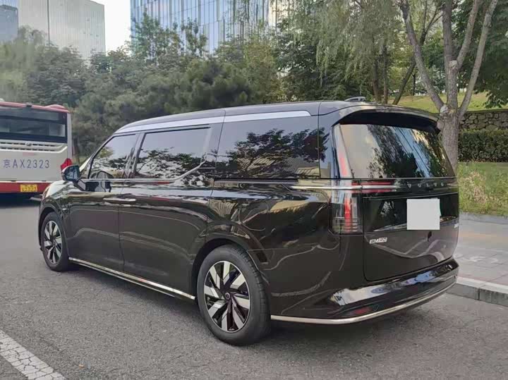 Фото 4 - Volvo EM90