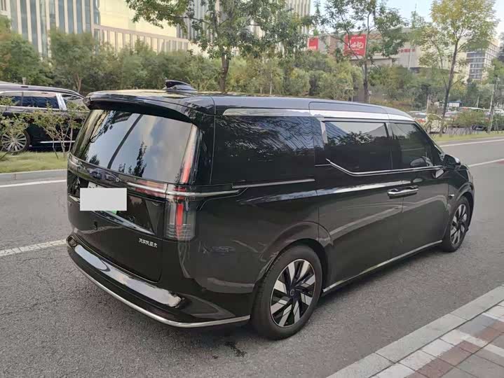 Фото 5 - Volvo EM90