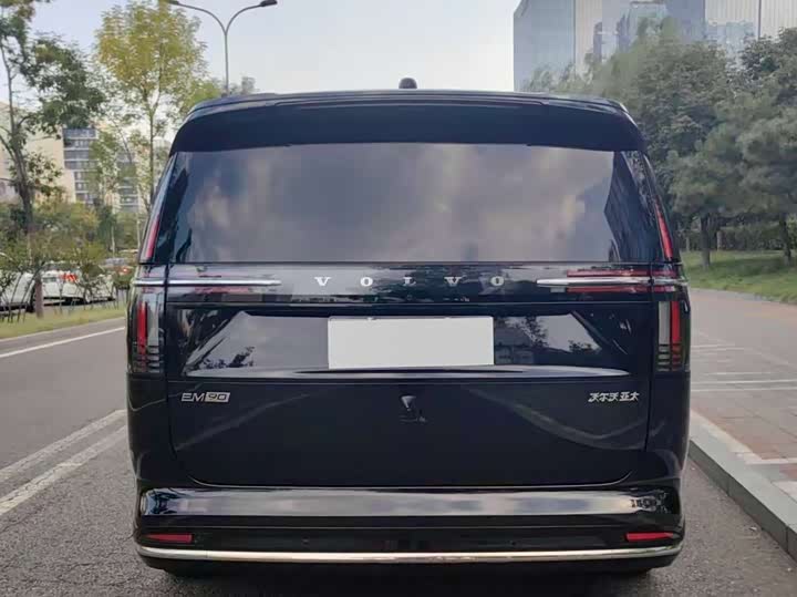 Фото 6 - Volvo EM90