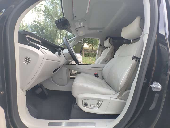 Фото 7 - Volvo EM90