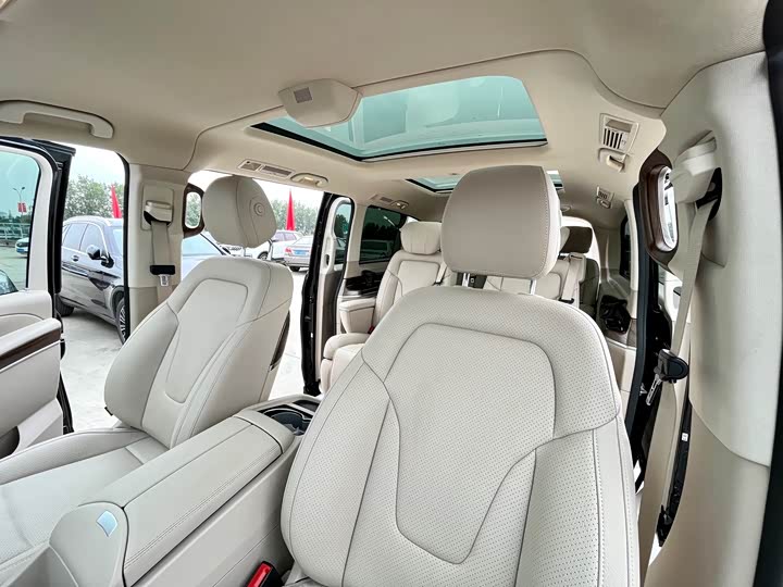 Фото 10 - Mercedes-Benz V-Class