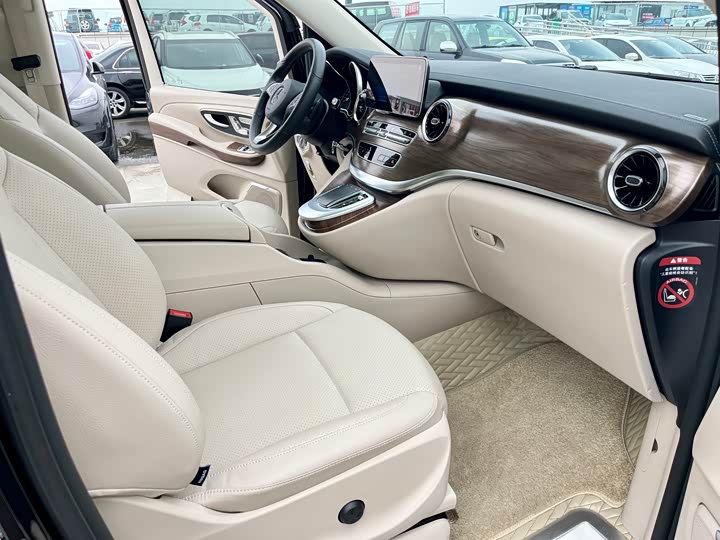 Фото 17 - Mercedes-Benz V-Class