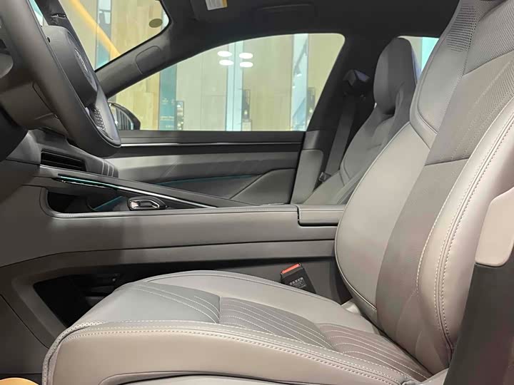 Фото 11 - Zeekr 001