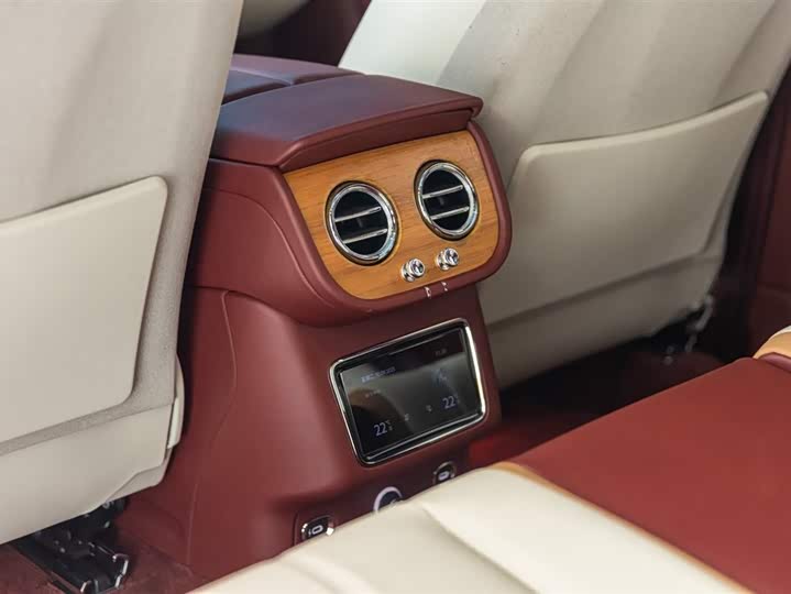 Фото 13 - Bentley Bentayga Hybrid