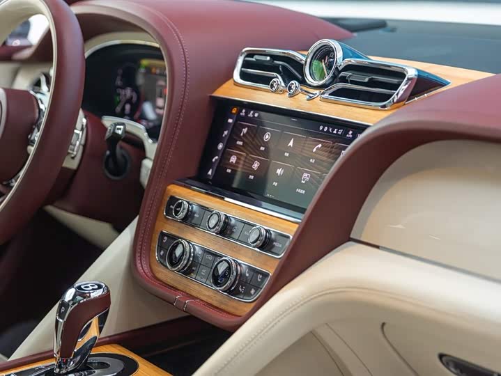 Фото 15 - Bentley Bentayga Hybrid