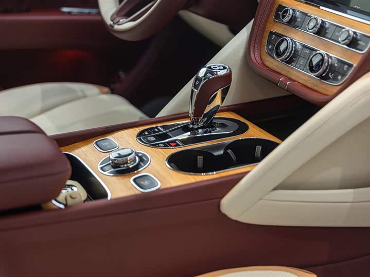 Фото 16 - Bentley Bentayga Hybrid