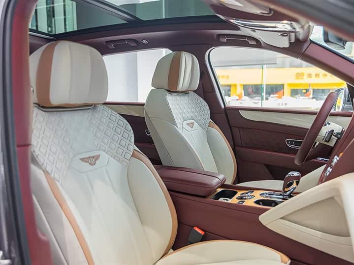 Фото 17 - Bentley Bentayga Hybrid