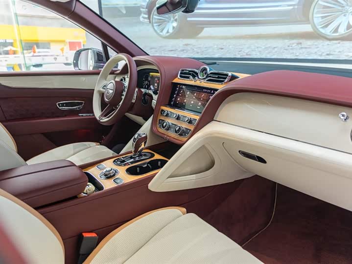 Фото 18 - Bentley Bentayga Hybrid