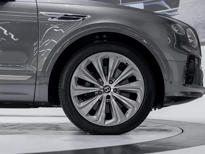 Фото 24 - Bentley Bentayga Hybrid