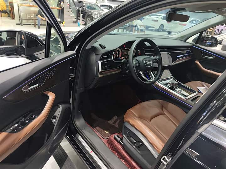 Фото 16 - Audi Q7