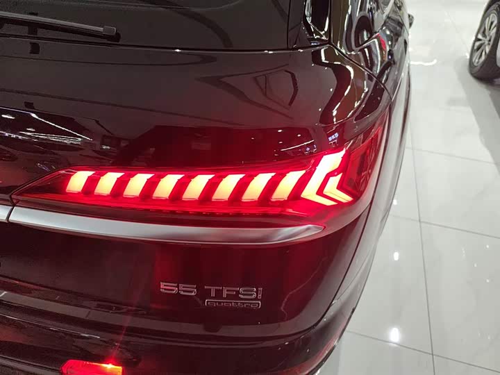 Фото 8 - Audi Q7