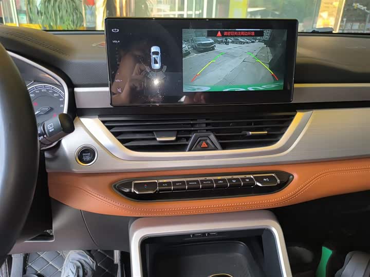 Фото 13 - Geely Vision X6