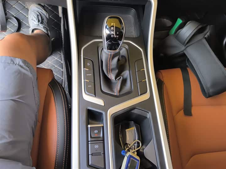 Фото 14 - Geely Vision X6