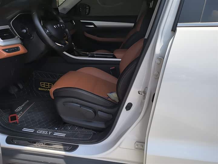 Фото 15 - Geely Vision X6