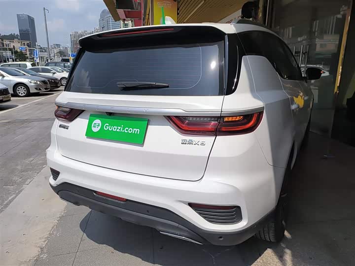 Фото 7 - Geely Vision X6